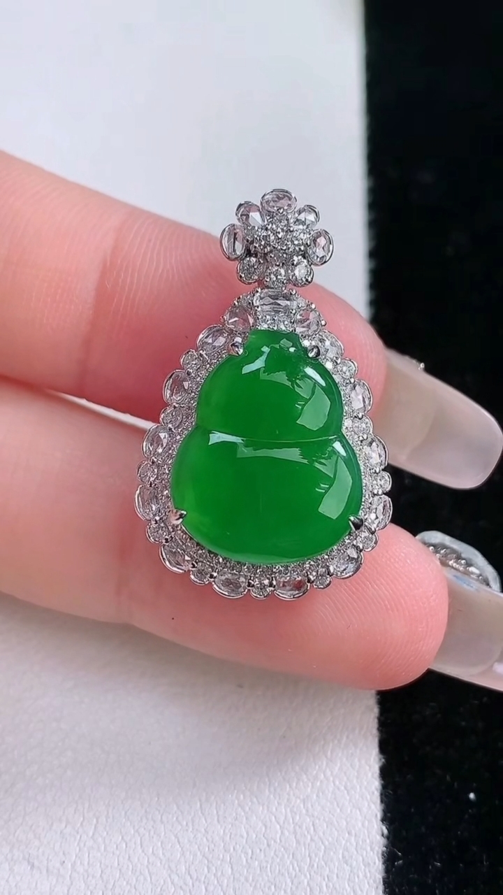 天然A货翡翠葫芦吊坠，尺寸28.4-18-9.8，裸石15.6-12.8重量:4.13g
3月6日