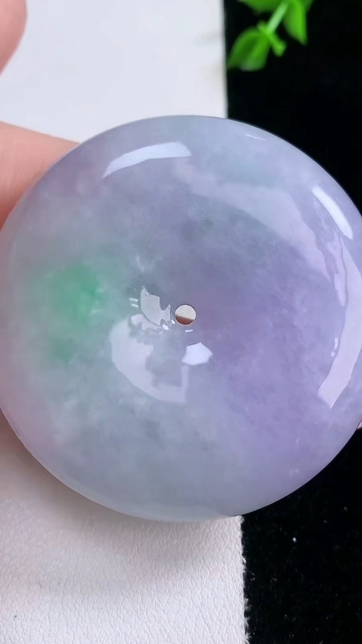 天然A货翡翠春带彩紫罗兰平安扣吊坠，尺寸50.4-11，重量:62.66g
3月6日