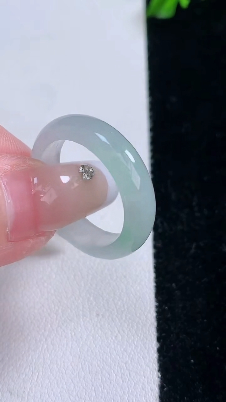 天然A货翡翠指环戒指，尺寸18.8-5-2.7，重量:3.63g2026年3月6日
工厂直销收藏佳品,种好水足，色泽均匀，有种有色，上手高大气！