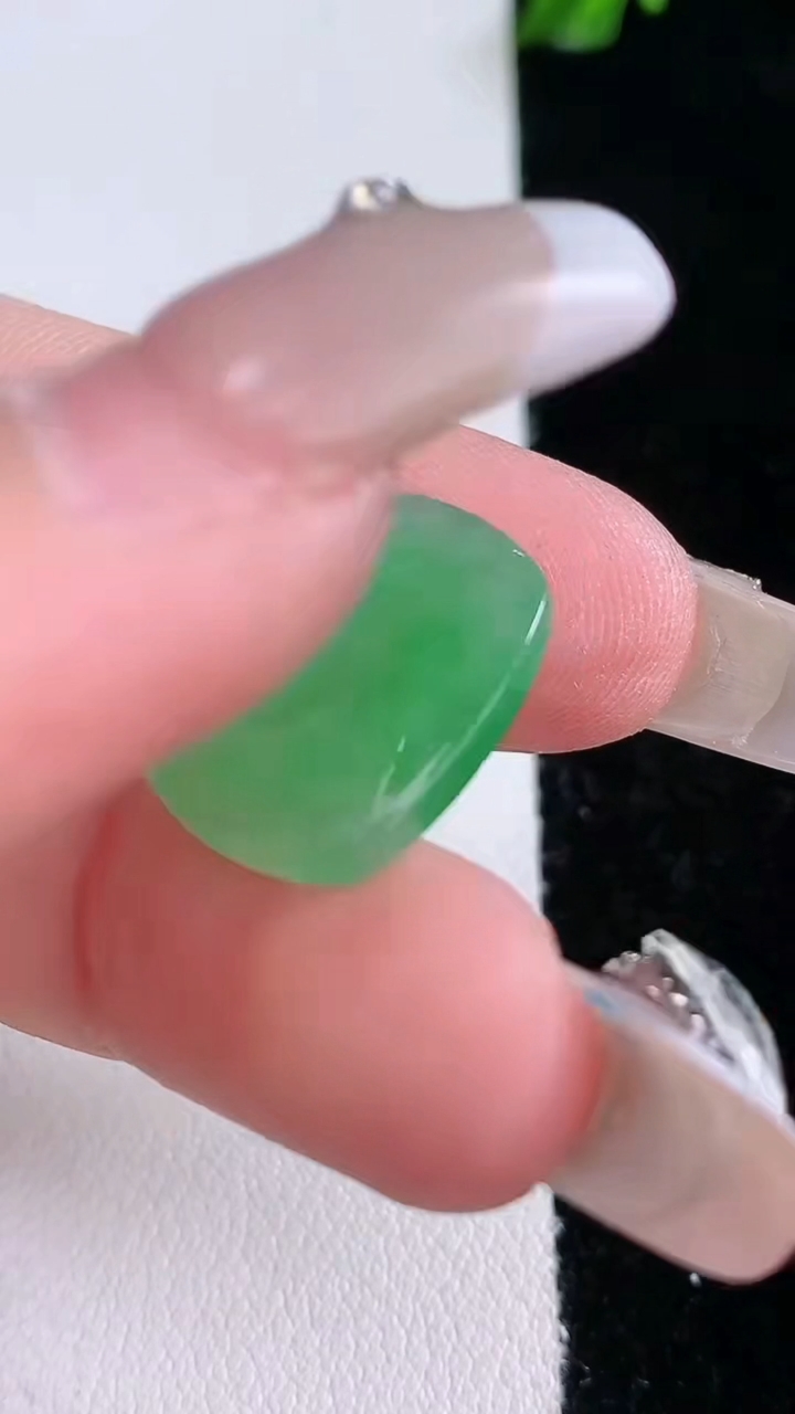 天然A货翡翠马鞍戒面，尺寸17.4-13-4.2，重量:2.26g2026年3月6日
工厂直销收藏佳品,种好水足，色泽均匀，有种有色，上手高大气！