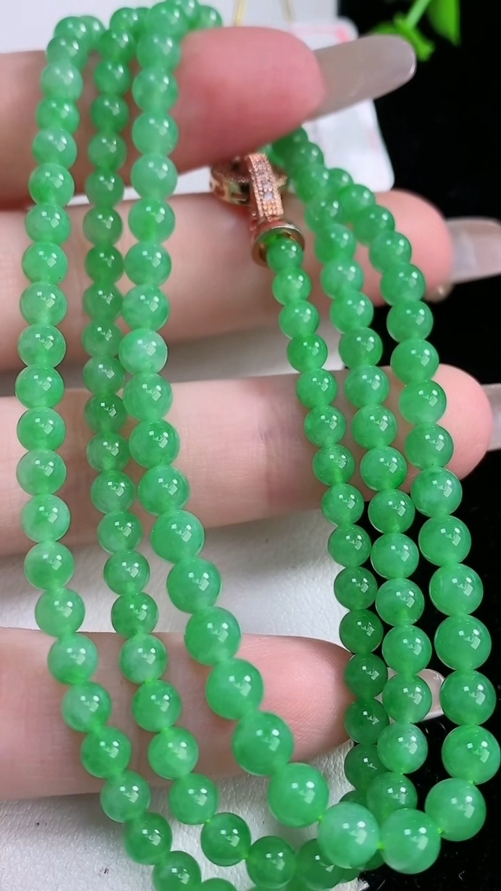 天然A货翡翠圆珠项链，尺寸4.4-138颗，重量:21.96g
3月6日
