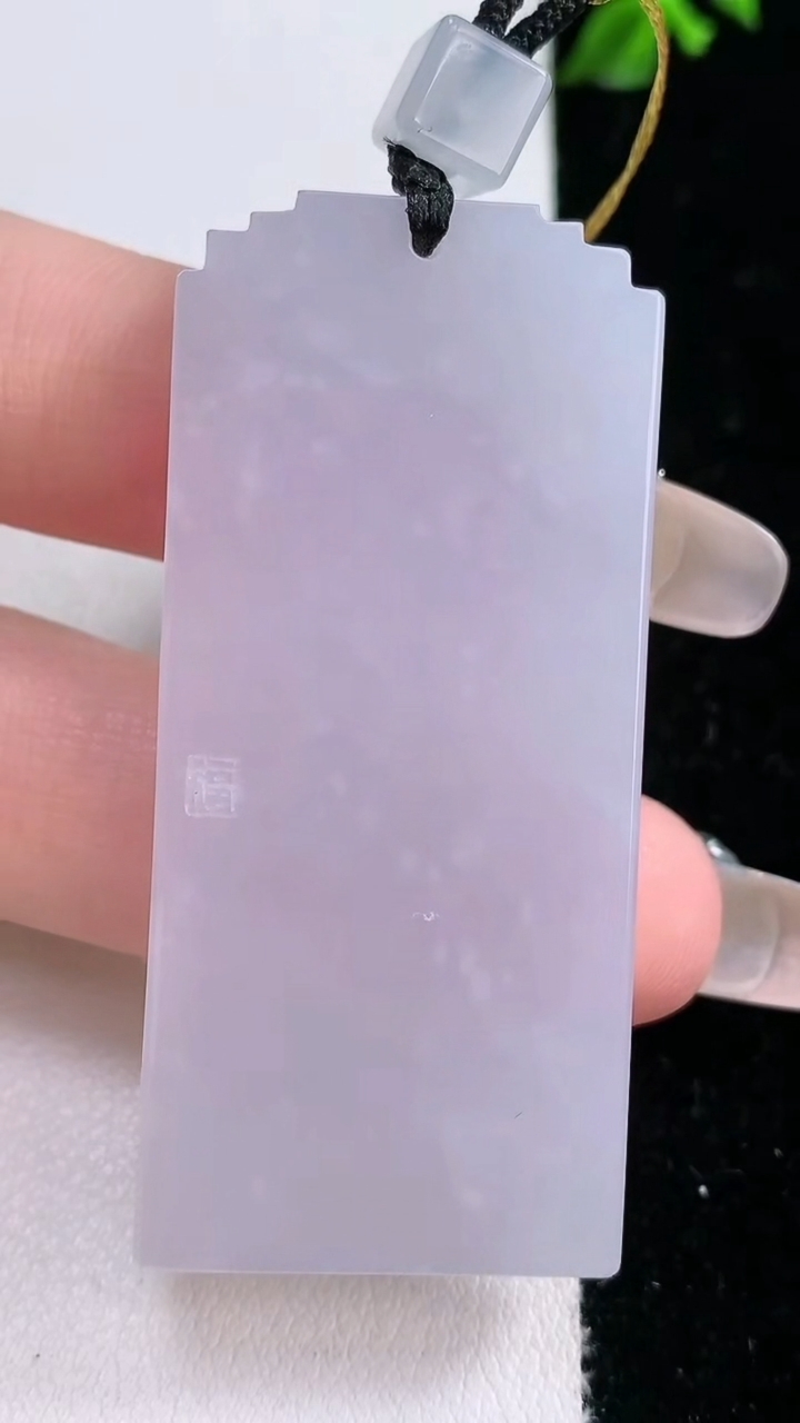 天然A货翡翠紫罗兰仿古无事牌吊坠，尺寸53.3-24-5.7，重量:25.26g
3月6日