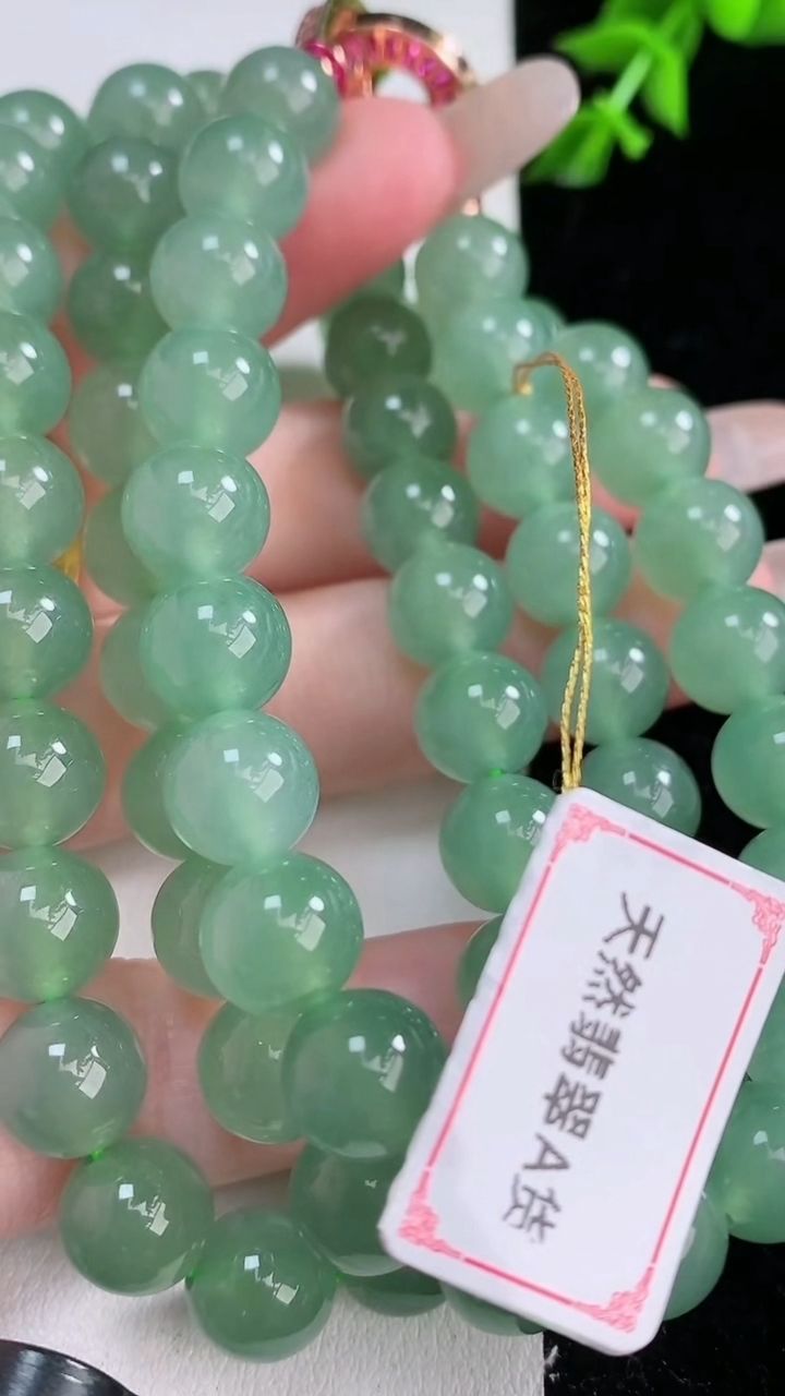 天然A货翡翠圆珠项链，尺寸8.6-68颗，重量:85.86g
3月6日
