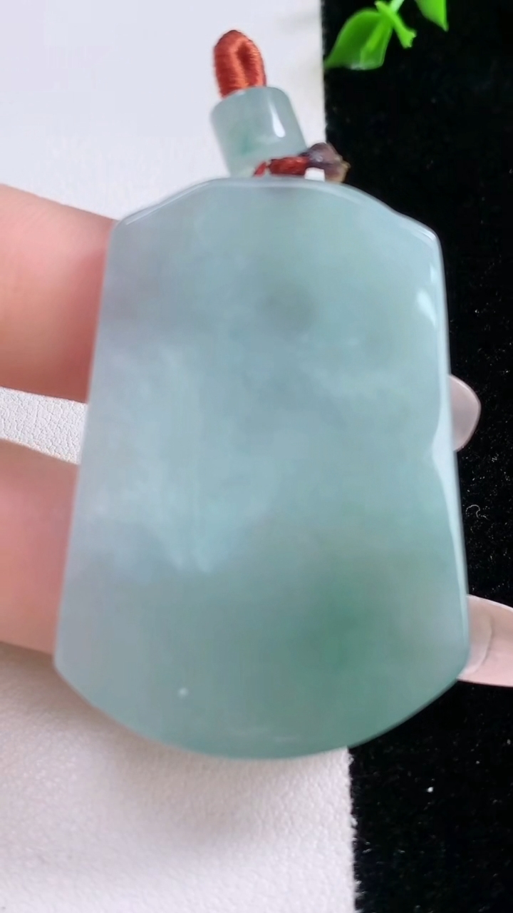 天然A货翡翠仿古无事牌吊坠，尺寸45.3-32.7-3.6，重量:15.88g
3月6日