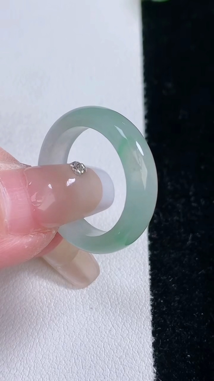 天然A货翡翠指环戒指，尺寸18.4-5-2.7，重量:3.64g2026年3月6日
工厂直销收藏佳品,种好水足，色泽均匀，有种有色，上手高大气！