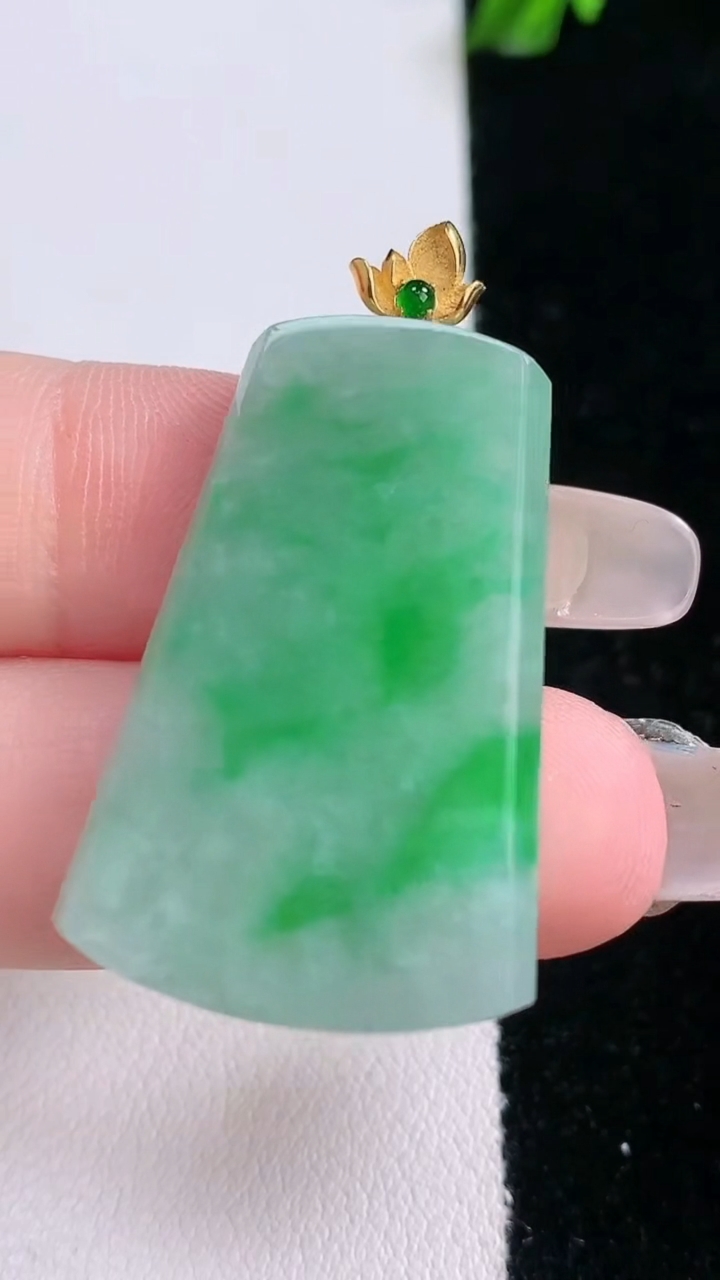 天然A货翡翠无事牌吊坠，尺寸33.2-21.8-3.8，重量:7.71g
3月6日