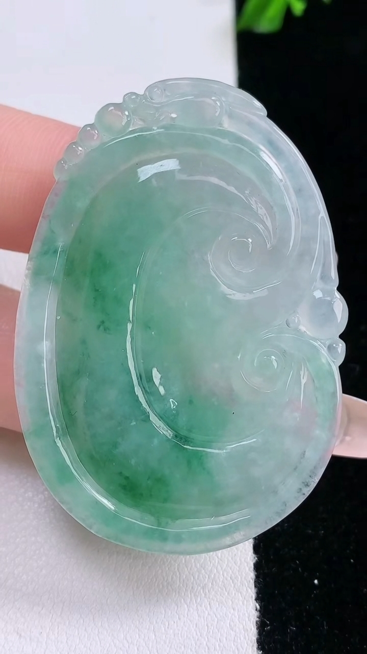 天然A货翡翠飘花如意吊坠，尺寸50-34.2-5.5，重量:17.93g
3月6日