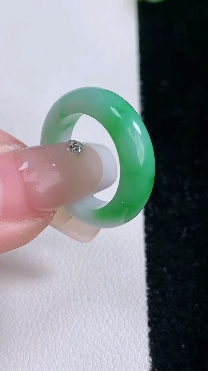 天然A货翡翠指环戒指，尺寸15.7-5-3.4，重量:3.63g2026年3月6日
工厂直销收藏佳品,种好水足，色泽均匀，有种有色，上手高大气！