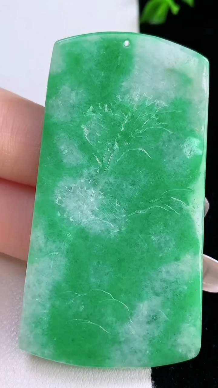 天然A货翡翠山水牌吊坠，尺寸61.2-32.7-5.7，重量:31.21g
3月6日