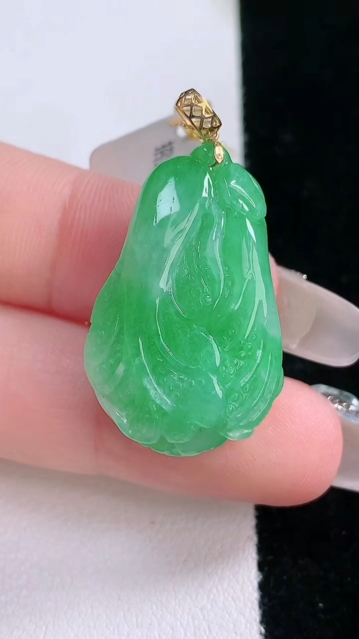 天然A货翡翠白菜吊坠，尺寸26.8-18-9.7，重量:8.97g
3月6日