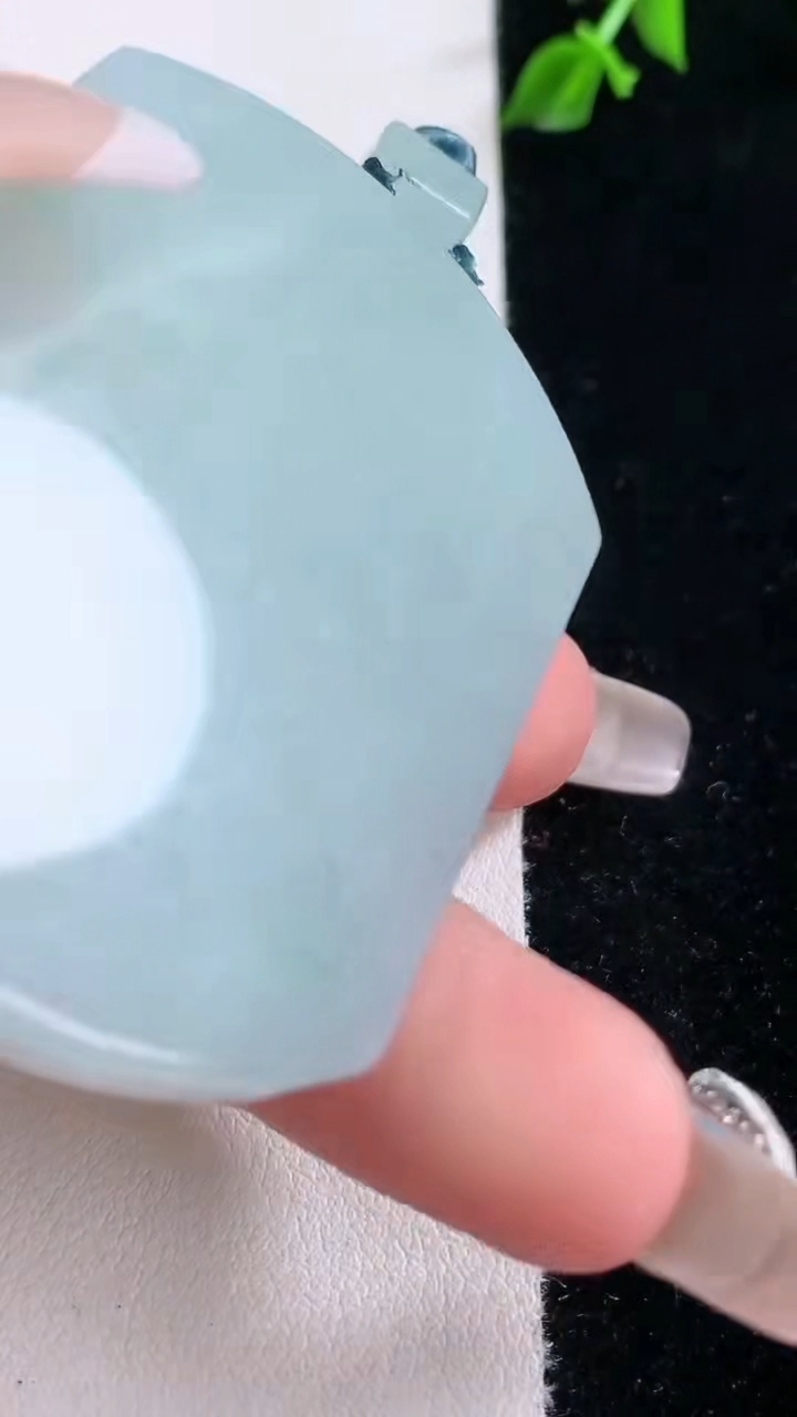 天然A货翡翠无事牌吊坠，尺寸55.8-42.6-5.6，重量:41.00g
3月6日