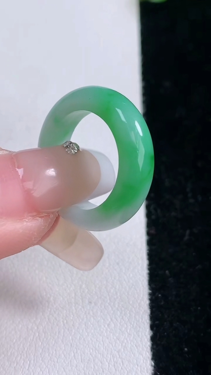天然A货翡翠指环戒指，尺寸15.7-5-3.4，重量:3.63g2026年3月6日
工厂直销收藏佳品,种好水足，色泽均匀，有种有色，上手高大气！