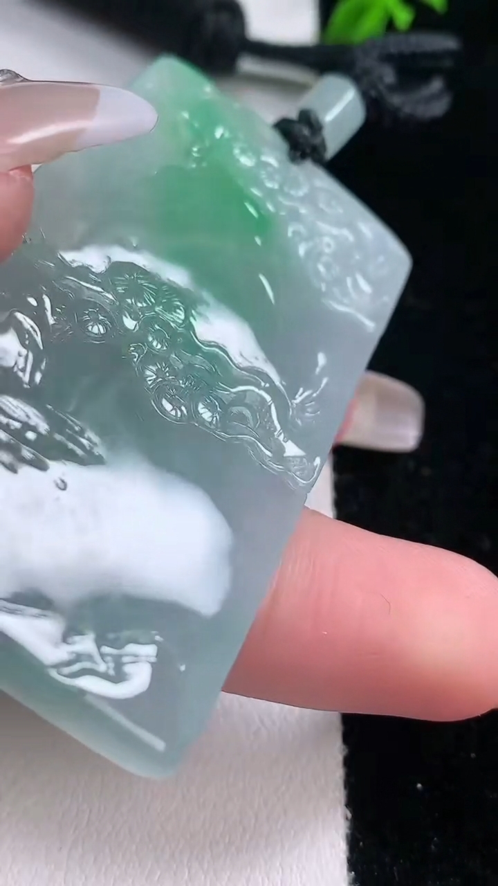 天然A货翡翠山水牌吊坠，尺寸57.8-32.4-5，重量:29.00g
3月6日