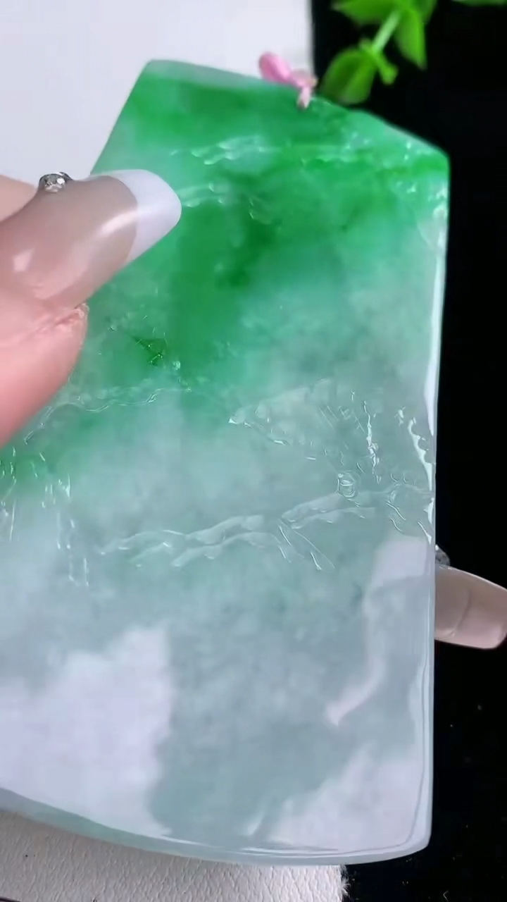 天然A货翡翠山水牌吊坠，尺寸76.7-46.8-5.7，重量:51.22g
3月6日