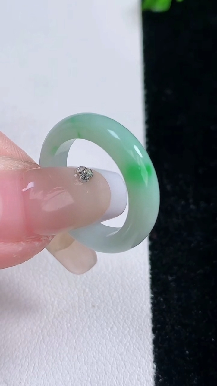 天然A货翡翠指环戒指，尺寸16.3-4.2-2.8，重量:2.90g2026年3月6日
工厂直销收藏佳品,种好水足，色泽均匀，有种有色，上手高大气！