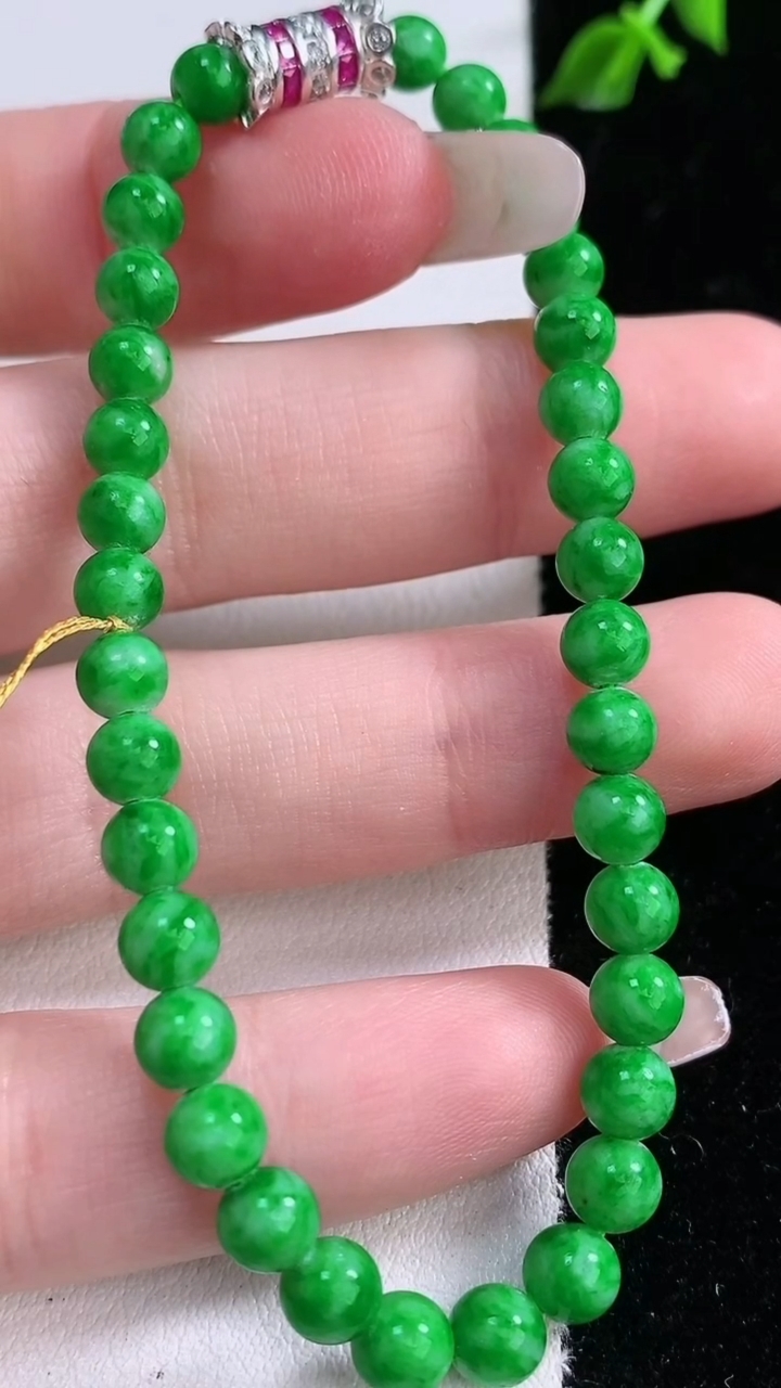 天然A货翡翠圆珠手串，尺寸4.7-35颗，重量:8.88g3月6日
工厂直销收藏佳品,种好水足，色泽均匀，有种有色，上手高大气！