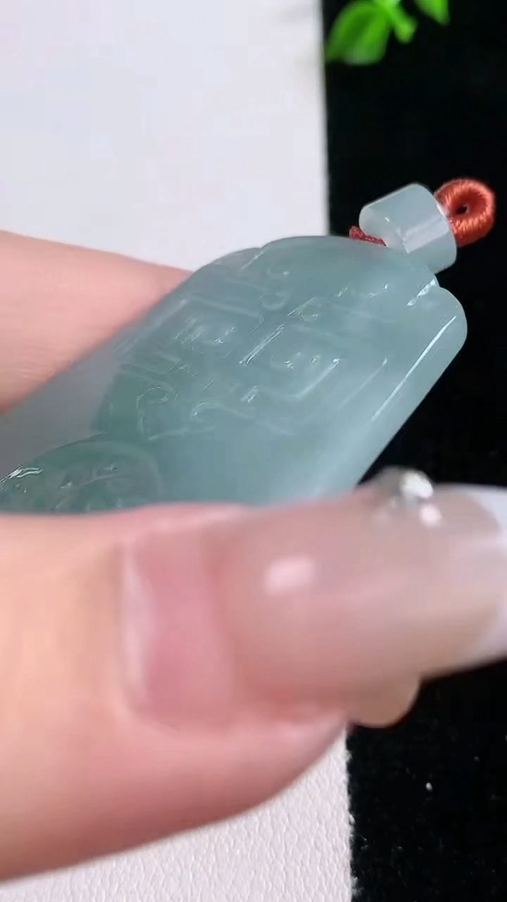 天然A货翡翠仿古无事牌吊坠，尺寸45.3-32.7-3.6，重量:15.88g
3月6日