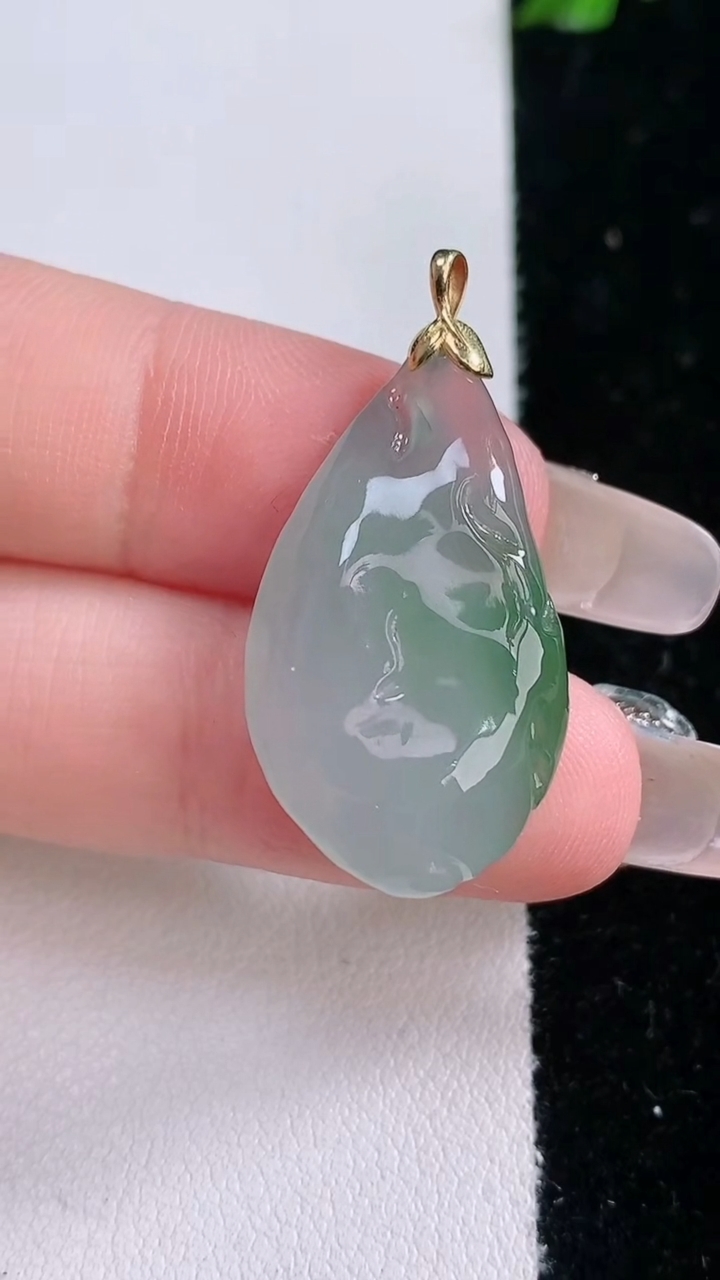 天然A货翡翠福瓜吊坠，尺寸27.7-16.2-6.5，重量:5.44g
3月6日