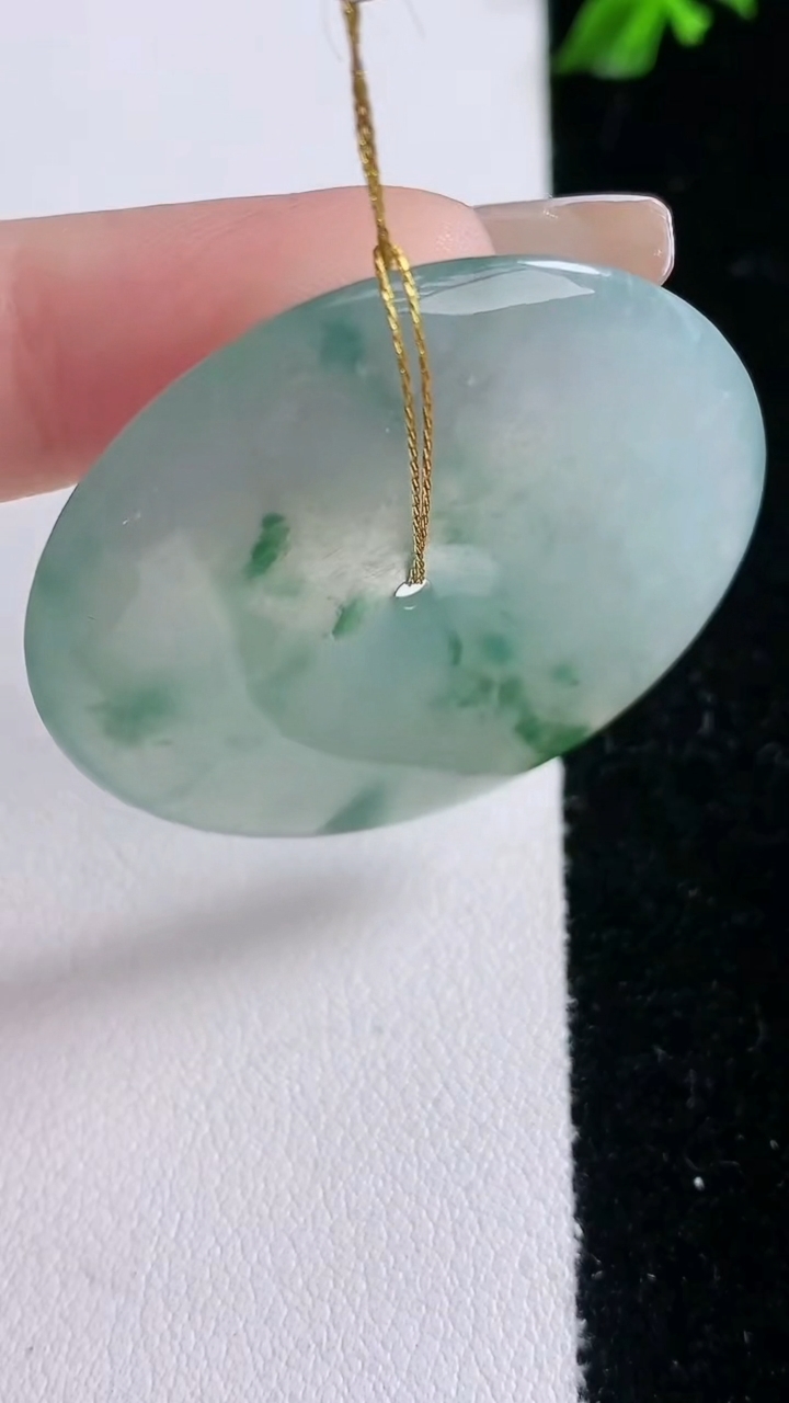 天然A货翡翠冰种飘花平安扣吊坠，尺寸38.8-5.2，重量:17.52g
3月6日