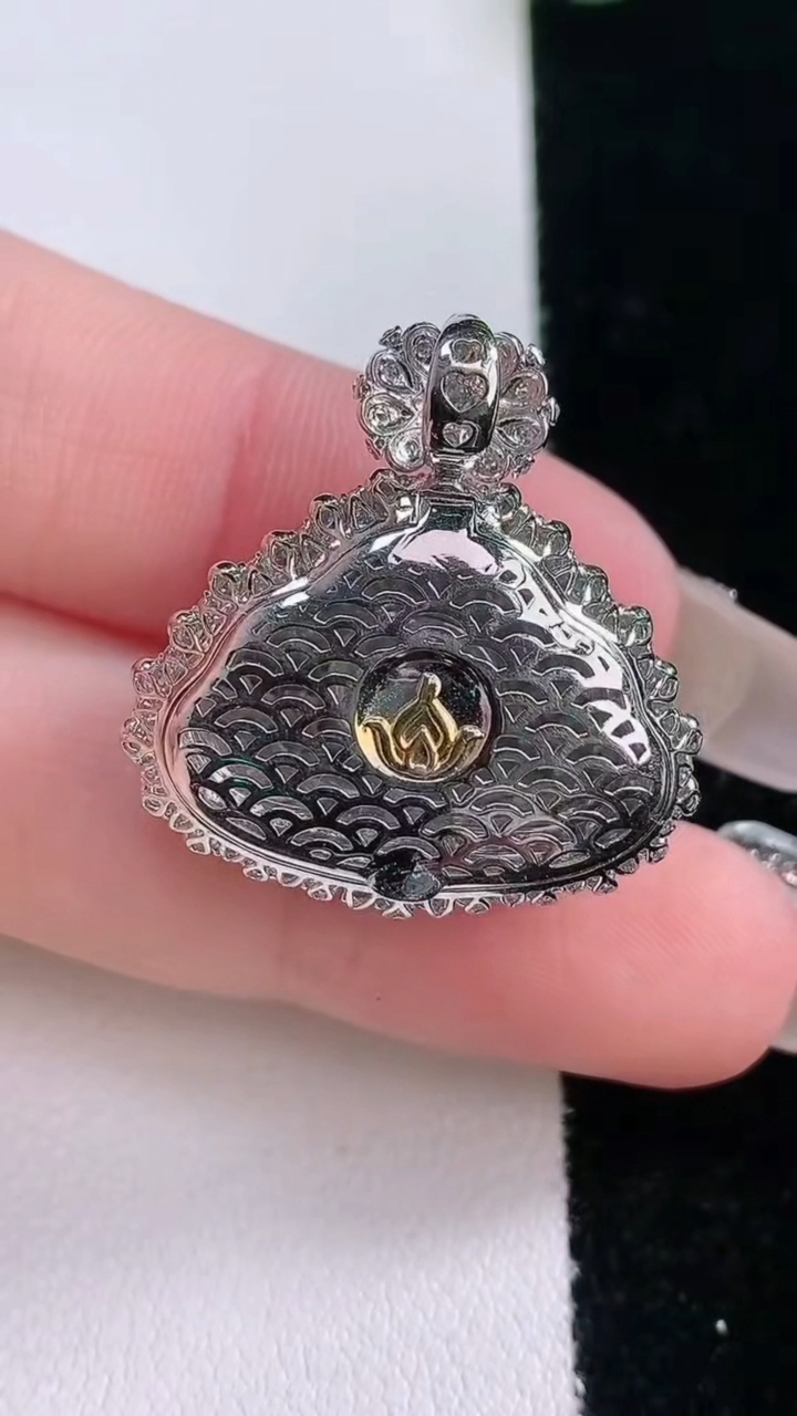 天然A货翡翠佛公吊坠，尺寸26.2-25.4-10，裸石13-19.6重量:5.26g
3月6日