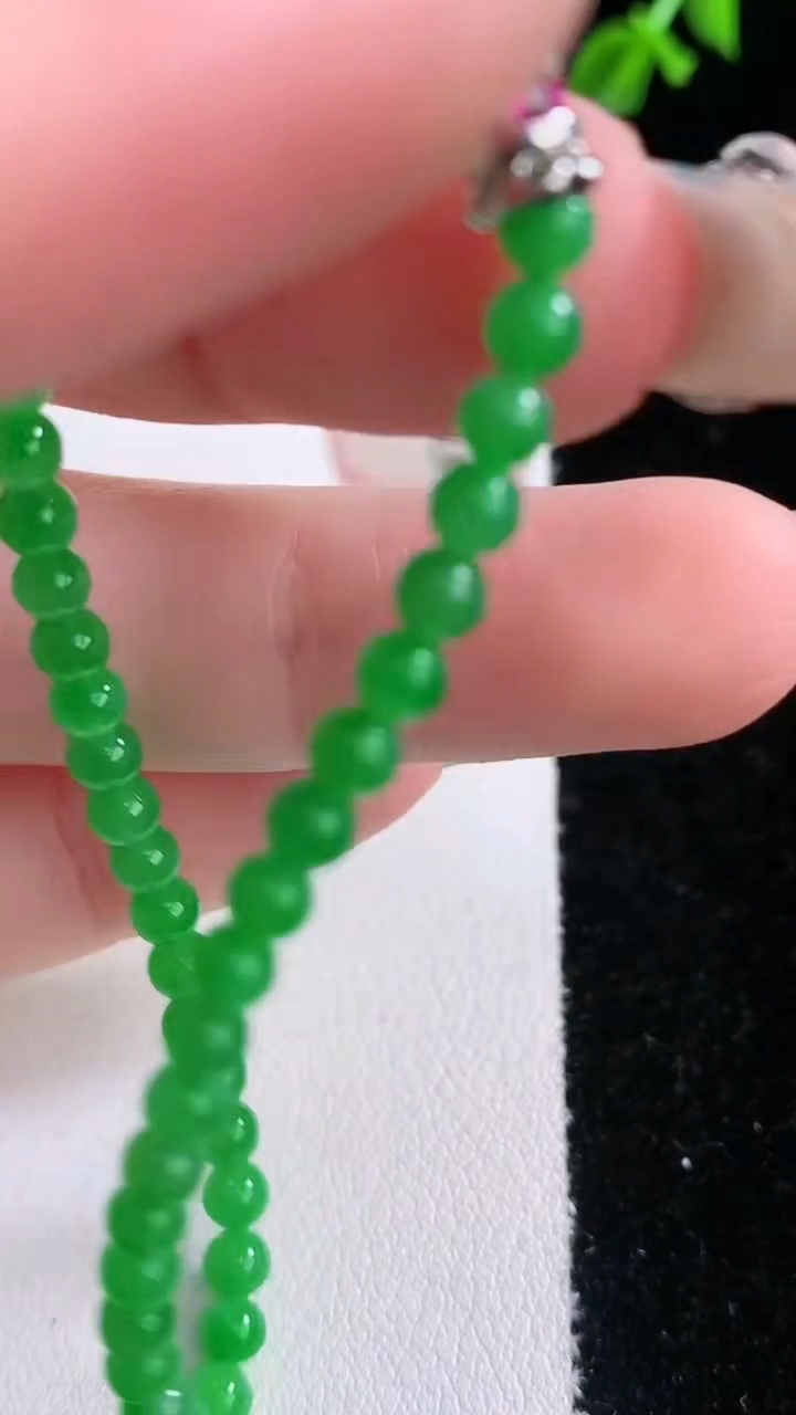 天然A货翡翠小米珠手串，尺寸3.3-49颗，重量:4.53g3月6日
工厂直销收藏佳品,种好水足，色泽均匀，有种有色，上手高大气！