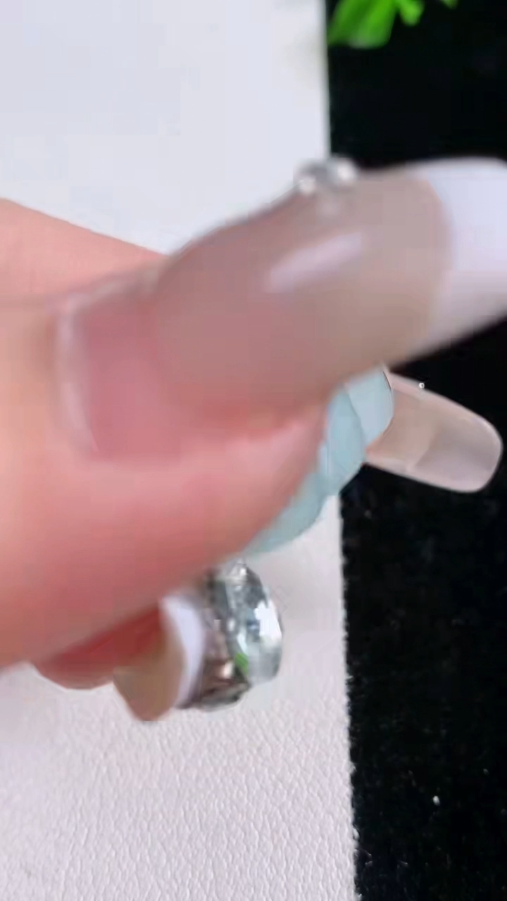 天然A货翡翠飘花佛公吊坠，尺寸33.7-37-11.5，重量:22.15g
3月6日