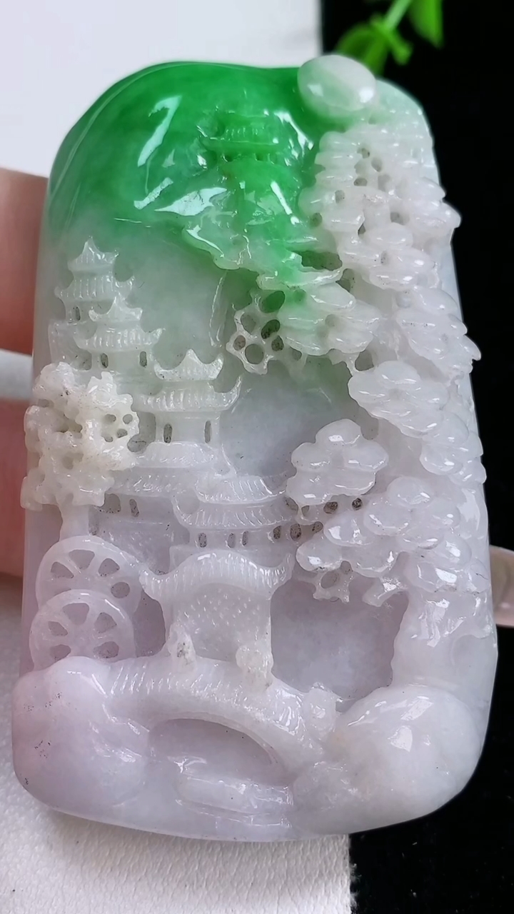 天然A货翡翠山水牌吊坠，尺寸67.6-40-12.6，重量:76.16g
3月6日