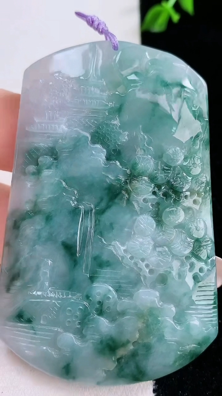 天然A货翡翠牌吊坠，尺寸64.7-41-5.5，重量:36.66g
3月6日