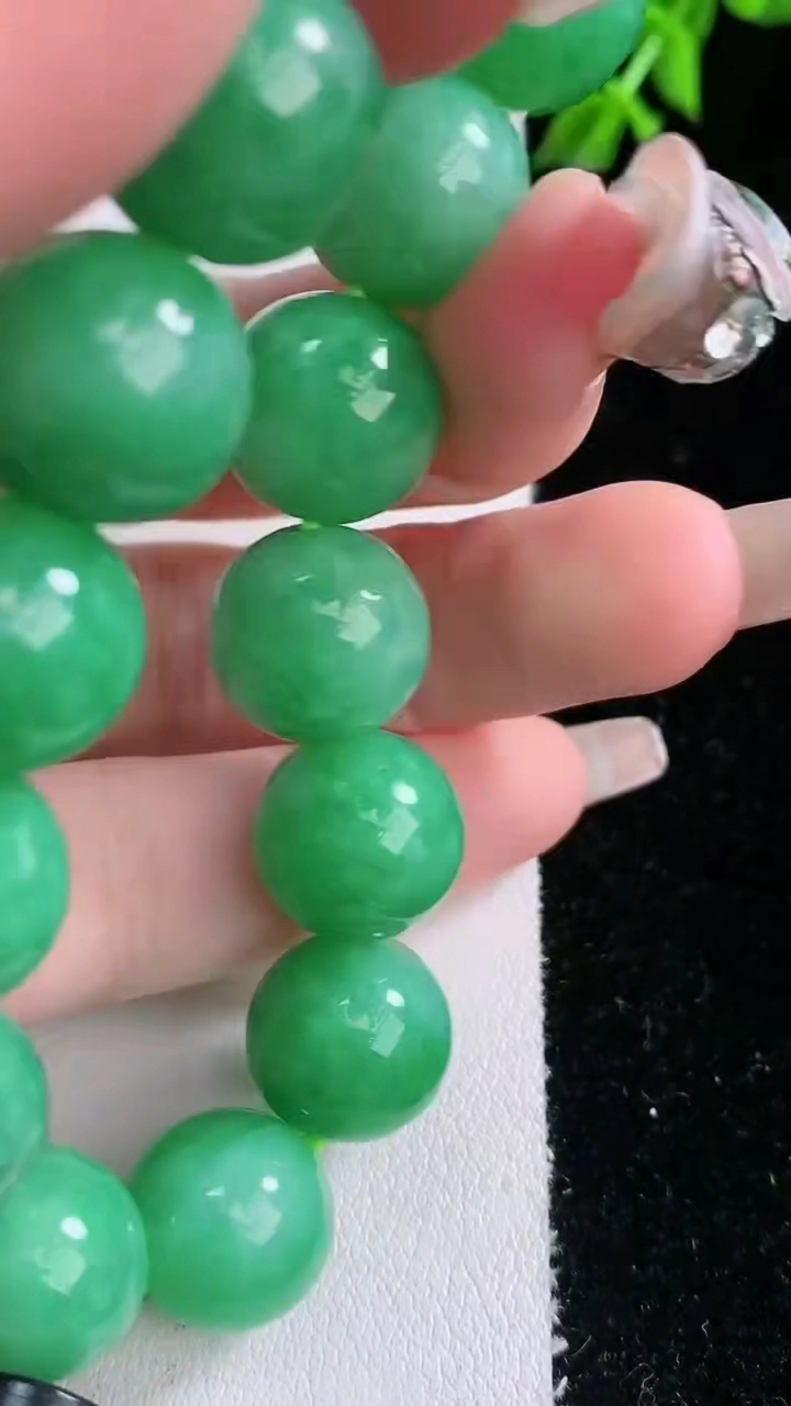 天然A货翡翠圆珠手串，尺寸12.7-16颗，重量:56.62g3月6日
工厂直销收藏佳品,种好水足，色泽均匀，有种有色，上手高大气！