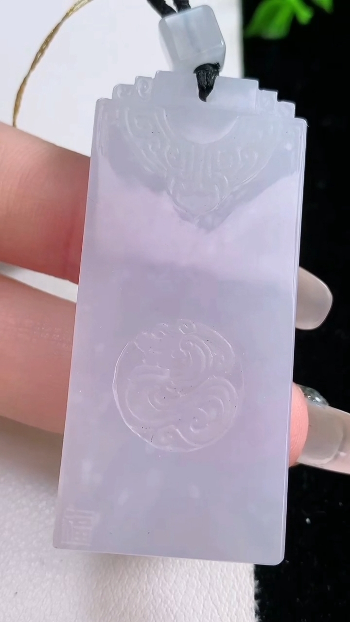 天然A货翡翠紫罗兰仿古无事牌吊坠，尺寸53.3-24-5.7，重量:25.26g
3月6日