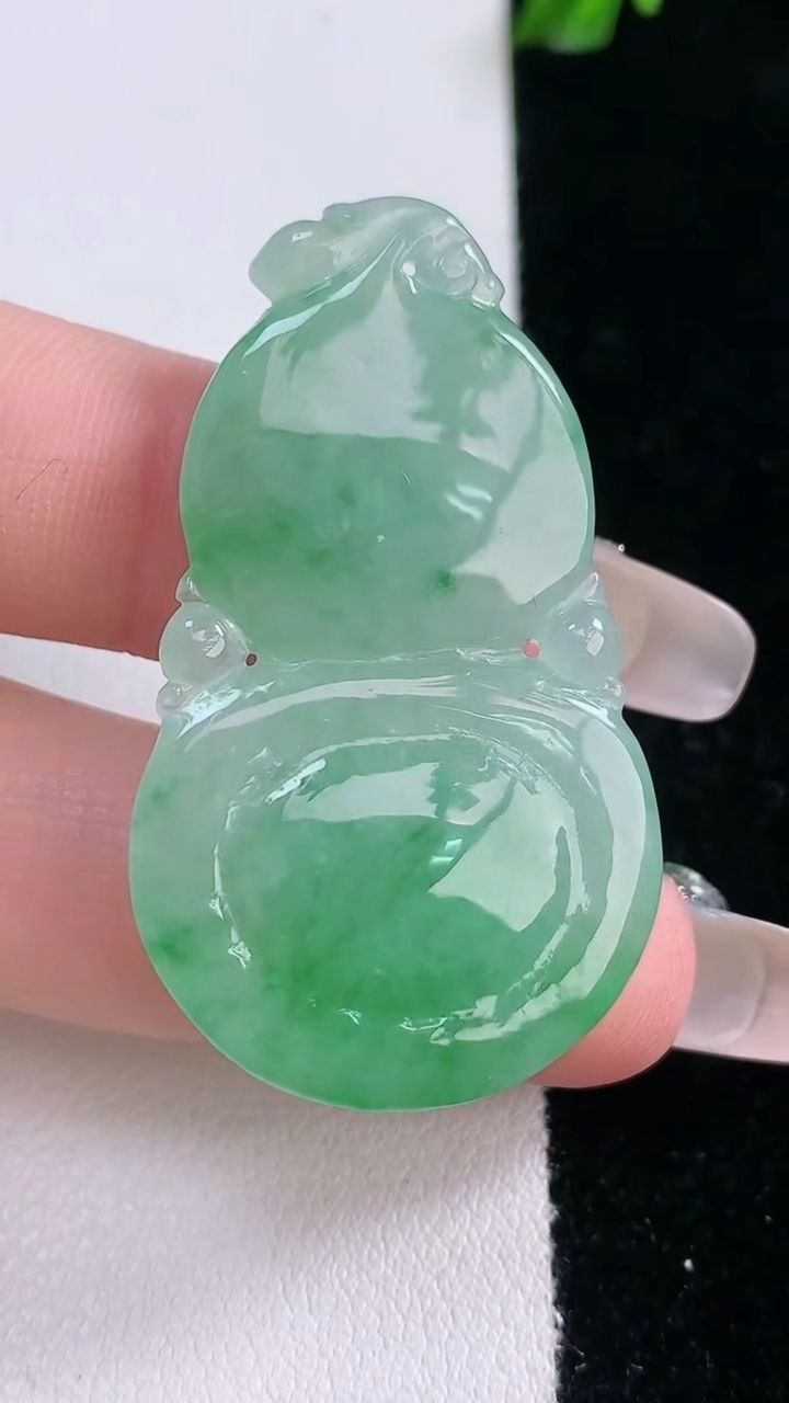 天然A货翡翠葫芦吊坠，尺寸42.4-25-6.5，重量:11.28g
3月6日