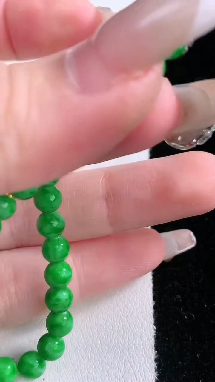 天然A货翡翠圆珠手串，尺寸4.7-35颗，重量:8.88g3月6日
工厂直销收藏佳品,种好水足，色泽均匀，有种有色，上手高大气！
