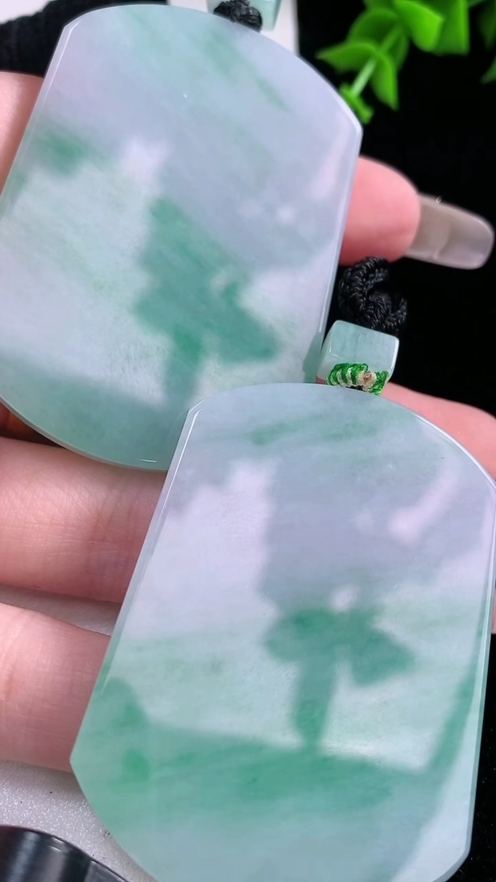 天然A货翡翠无事牌吊坠一对，尺寸53.4-40-5.3，重量:73.12g
3月6日