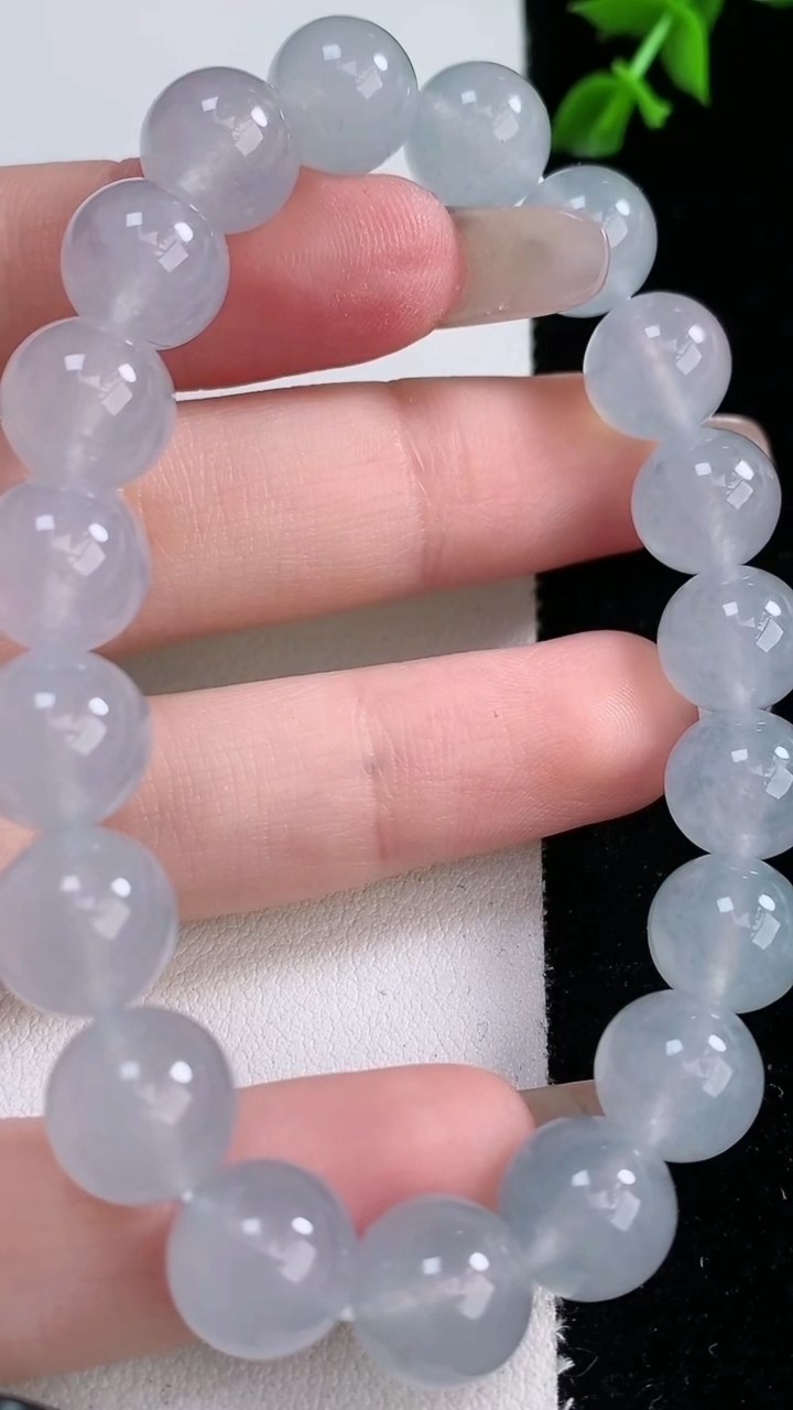 天然A货翡翠种白冰圆珠手串，尺寸10-19颗，重量:32.97g3月6日
工厂直销收藏佳品,种好水足，色泽均匀，有种有色，上手高大气！