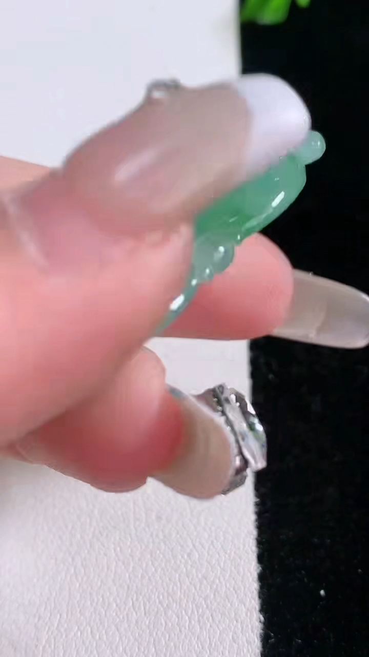 天然A货翡翠葫芦吊坠，尺寸42.4-25-6.5，重量:11.28g
3月6日