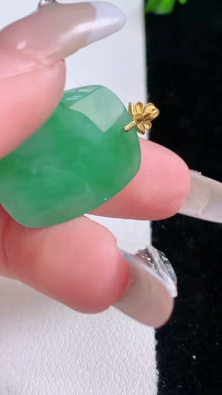 天然A货翡翠无事牌吊坠，尺寸22.8-17.7-5.4，重量:4.68g
3月6日