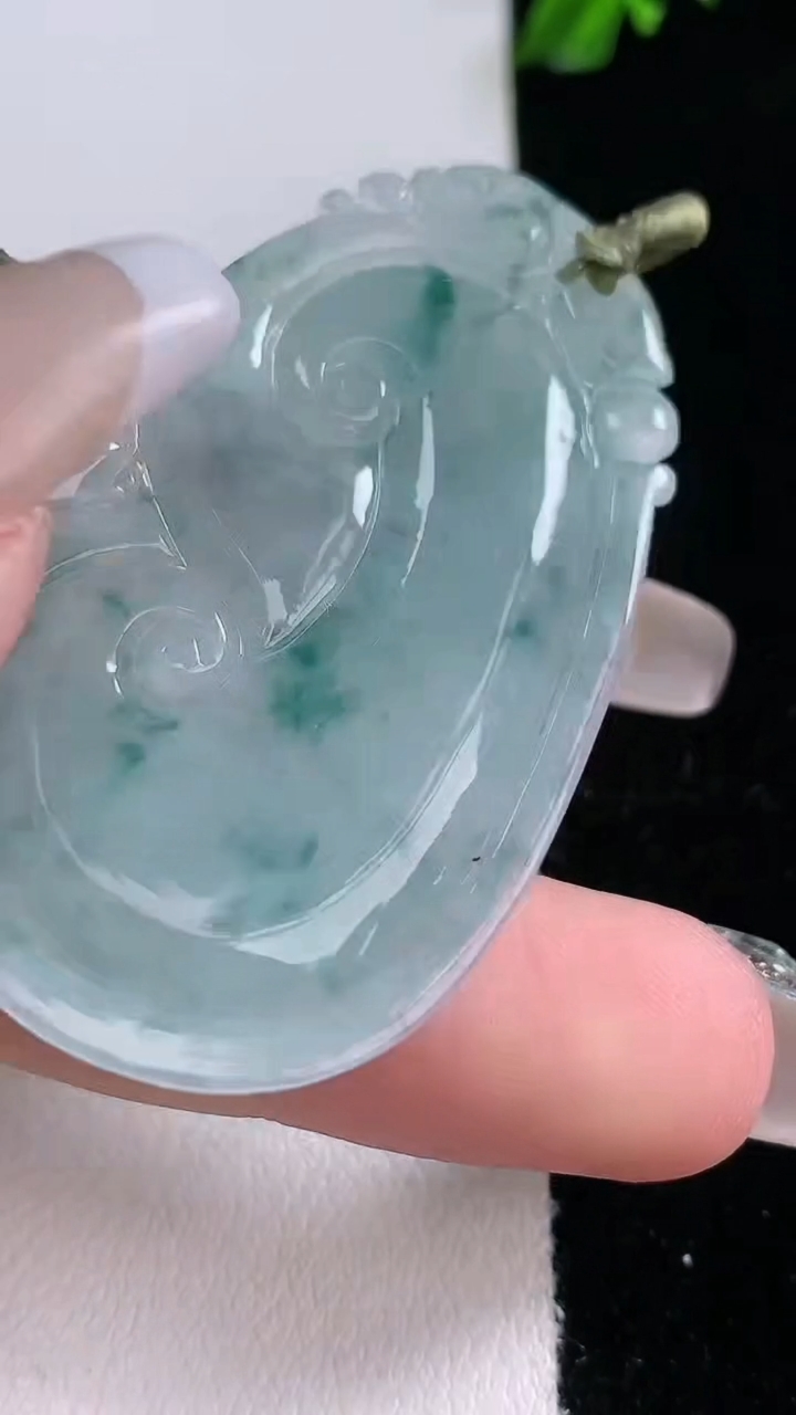 天然A货翡翠飘花如意吊坠，尺寸50.4-28.7-4.5，重量:13.79g
3月6日