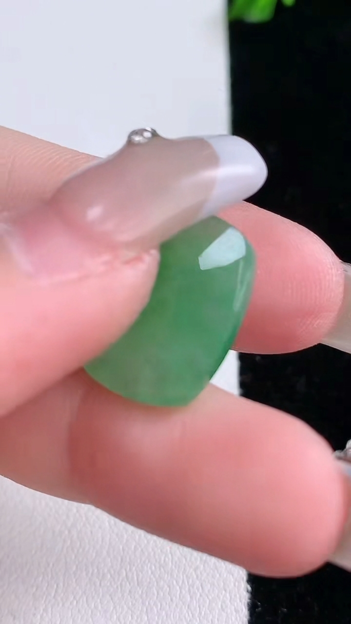 天然A货翡翠马鞍戒面，尺寸17.4-13-4.2，重量:2.26g2026年3月6日
工厂直销收藏佳品,种好水足，色泽均匀，有种有色，上手高大气！
