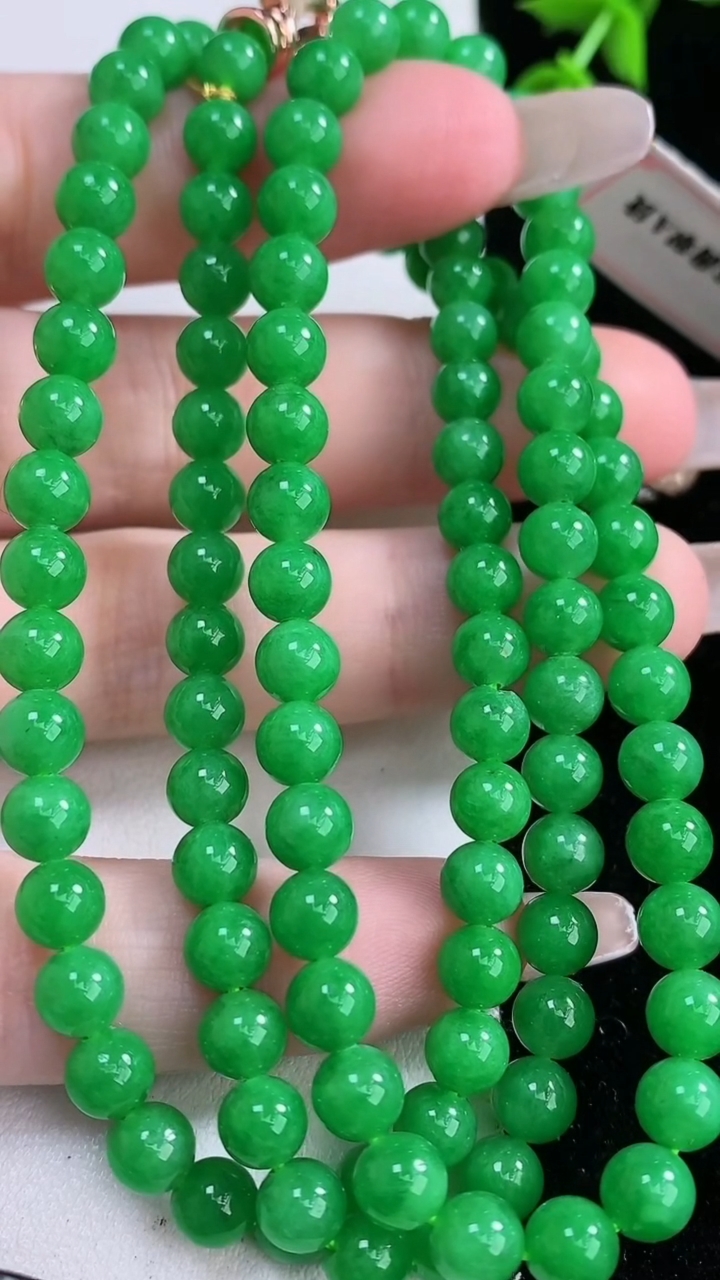 天然A货翡翠圆珠项链，尺寸5.2-108颗，重量:33.00g
3月6日