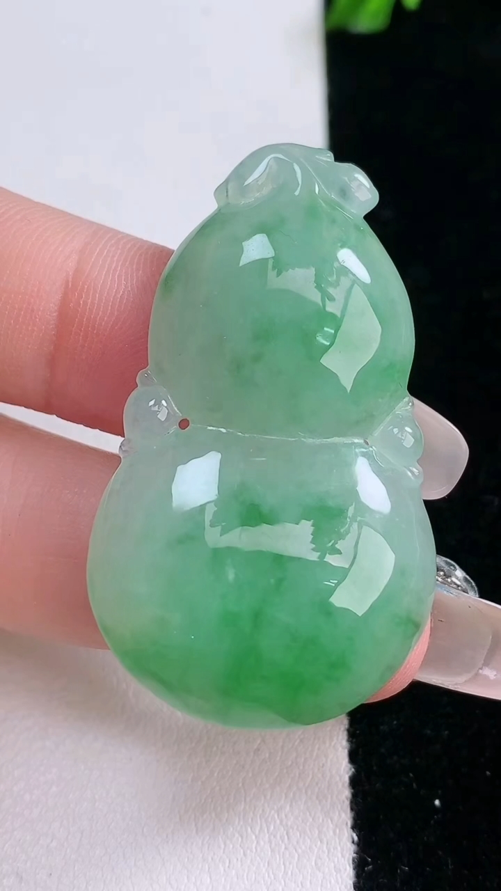天然A货翡翠葫芦吊坠，尺寸42.4-25-6.5，重量:11.28g
3月6日
