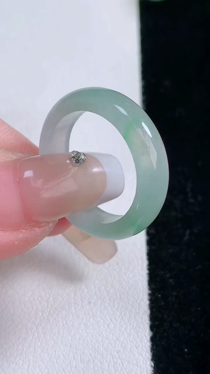 天然A货翡翠指环戒指，尺寸18.4-5-2.7，重量:3.64g2026年3月6日
工厂直销收藏佳品