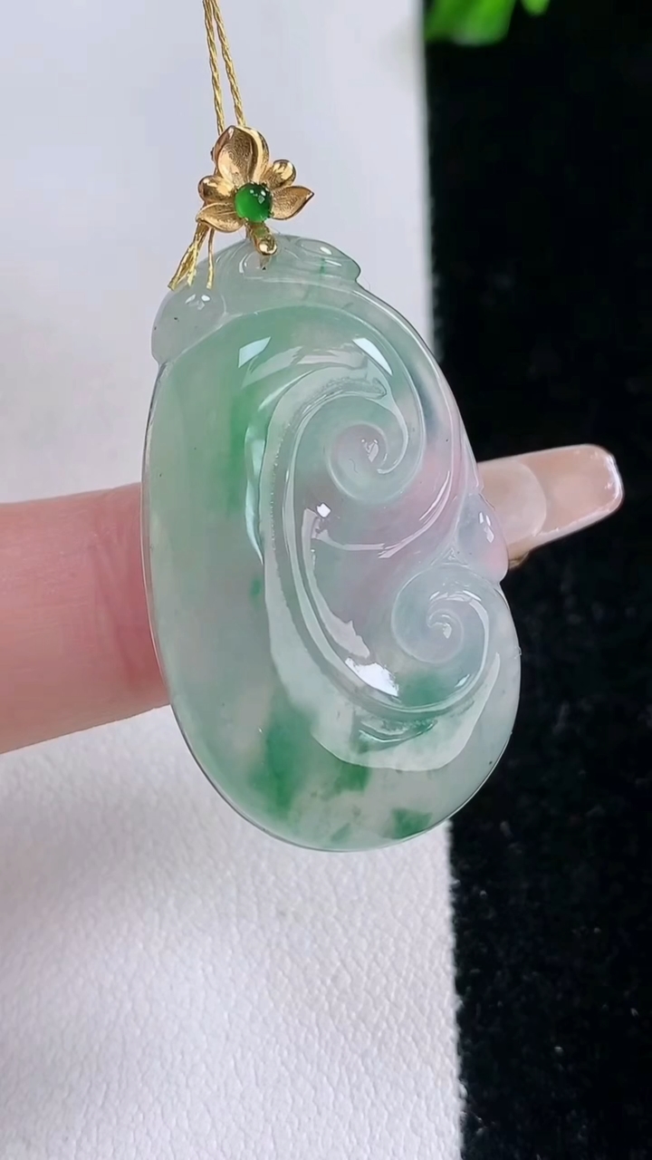 天然A货翡翠种飘花如意吊坠，尺寸32-19-5.8，重量:7.84g
3月6日