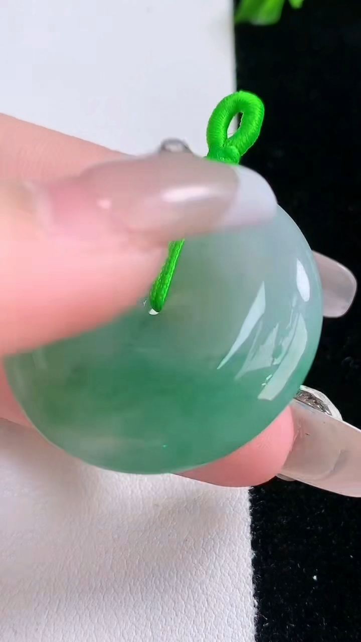 天然A货翡翠平安扣吊坠，尺寸33.8-7重量:16.75g
3月6日