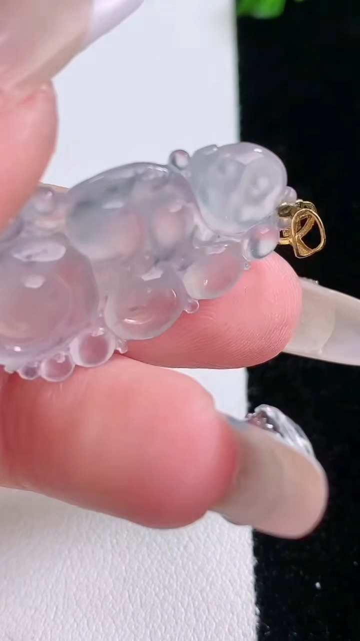 天然A货翡翠种飘花生肖猴吊坠，尺寸30.3-18.5-3.7，重量:2.84g
3月6日