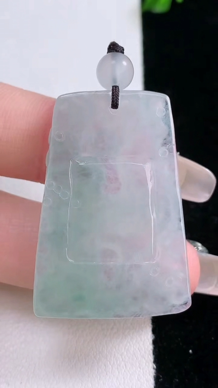 天然A货翡翠生肖鸡吊坠，尺寸37.6-26-4.7，重量:11.76g
3月6日