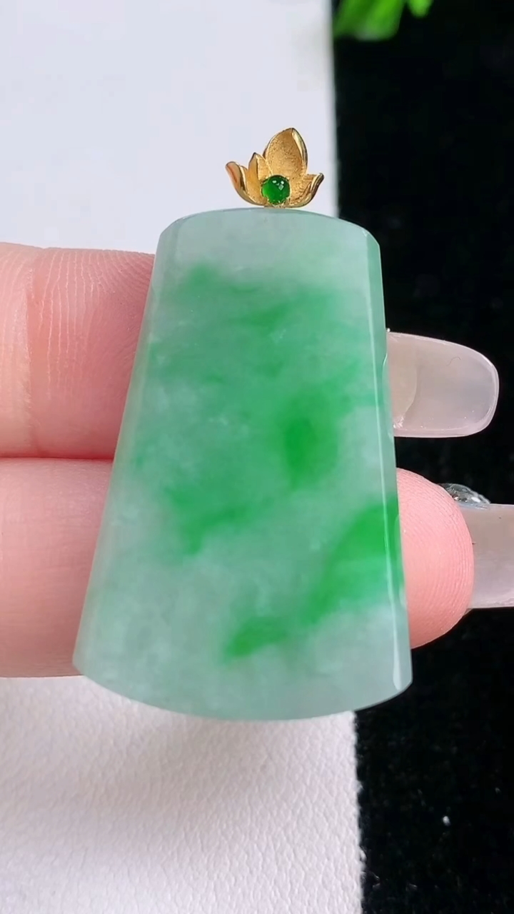 天然A货翡翠无事牌吊坠，尺寸33.2-21.8-3.8，重量:7.71g
3月6日
