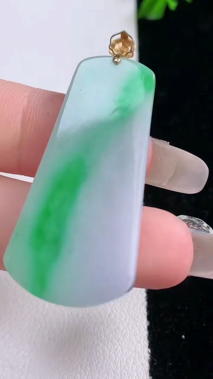 天然A货翡翠无事牌吊坠，尺寸40-20-4，重量:9.10g
3月6日