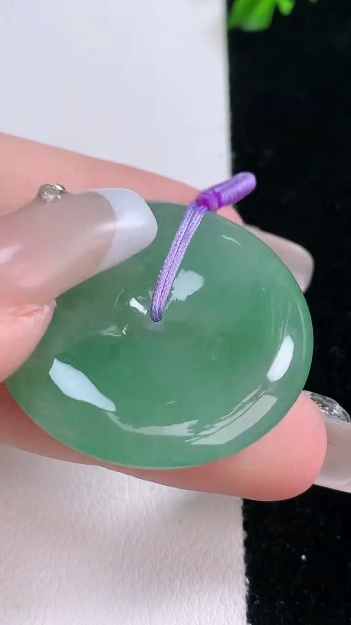 天然A货翡翠平安扣吊坠，尺寸33.6-5.4，重量:14.24g
3月6日