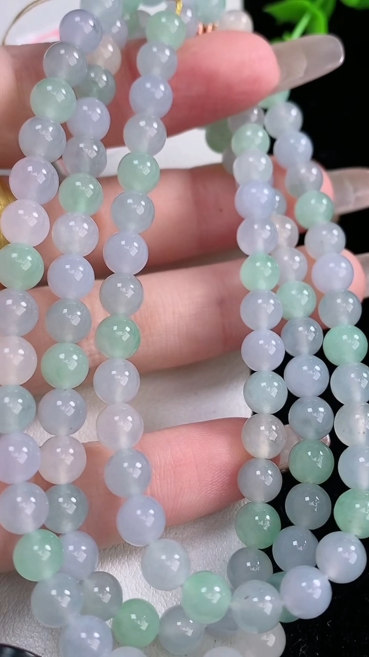 天然A货翡翠种三彩圆珠项链，尺寸5.7-108颗，重量:40.72g
3月6日