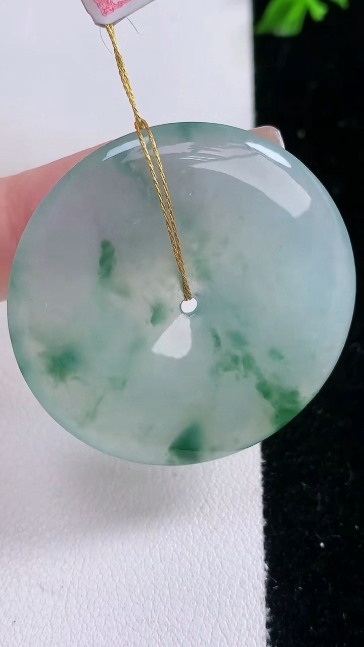 天然A货翡翠冰种飘花平安扣吊坠，尺寸38.8-5.2，重量:17.52g
3月6日